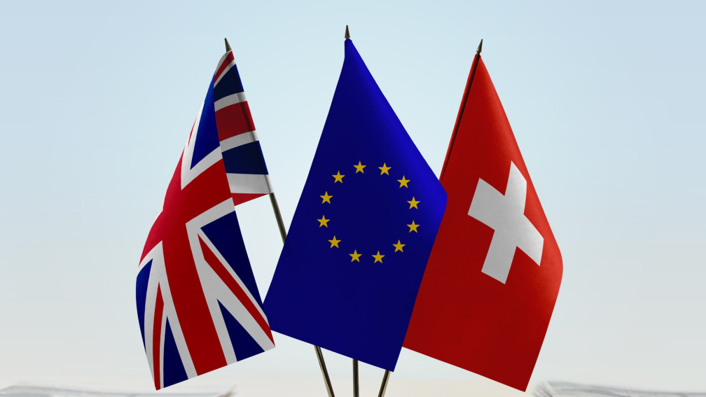 Flaggen von UK, EU und Schweiz