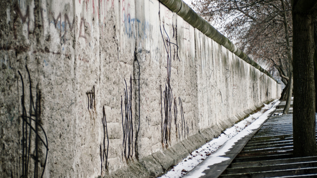 Graue Mauer und etwas Schnee am Boden