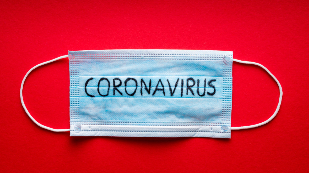 Atemmaske mit Aufschrift "CORONAVIRUS"
