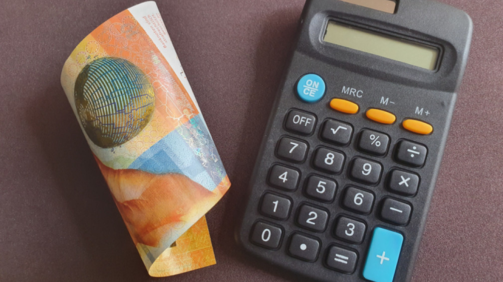 10 Franken Note und Taschenrechner