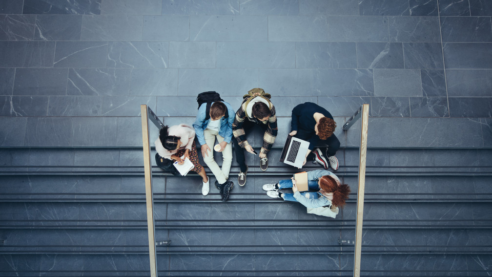 Schüler sitzen auf der Treppe