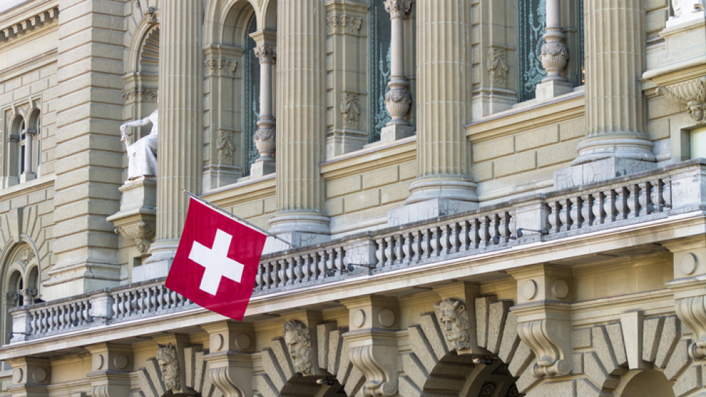 Bundeshaus mit Flagge