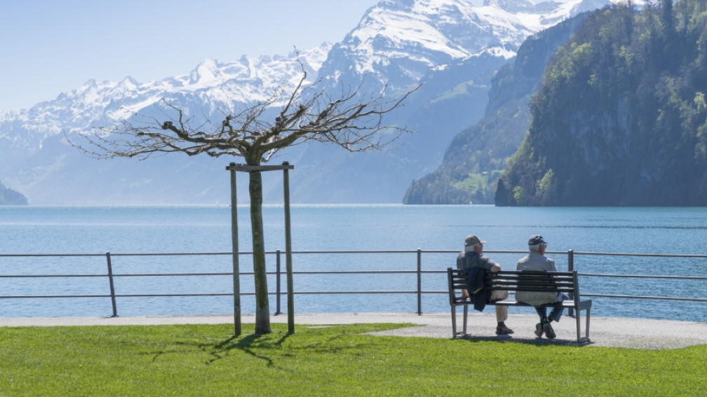 Rentner schauen auf See