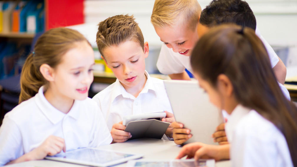 Écoliers avec un ipad