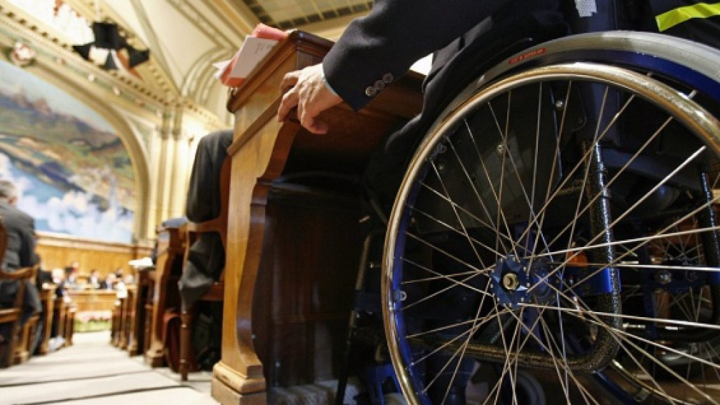 Person in Rollstuhl in Parlament