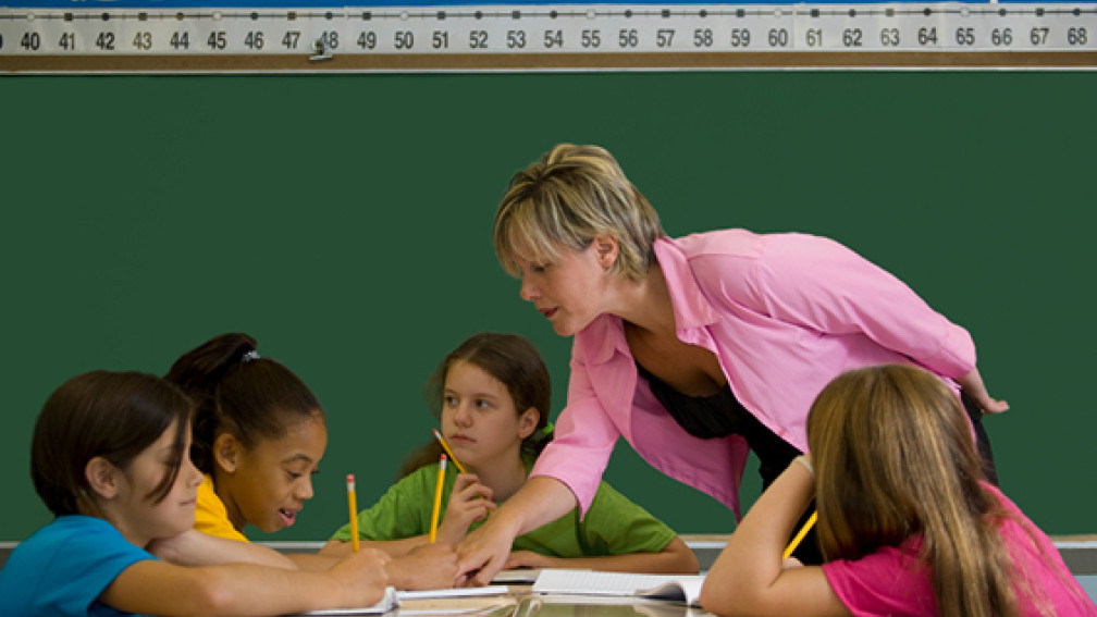Kinder in einem Schulzimmer