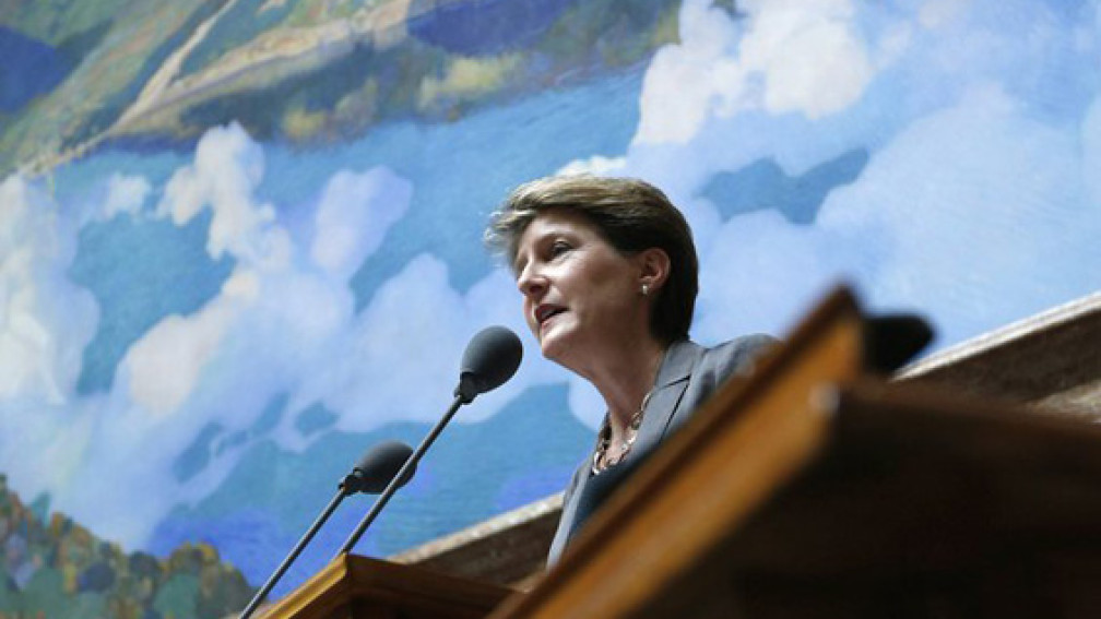 Simonetta Sommaruga spricht vor Parlament 
