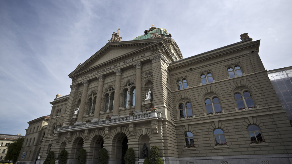Bundeshaus aus der Froschperspektive, nebliger Himmel
