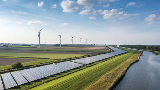 Solar- und Windenergie Flusslauf