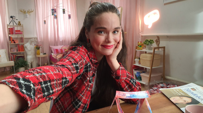 Hanna Cash macht ein Selfie mit 20er Noten 