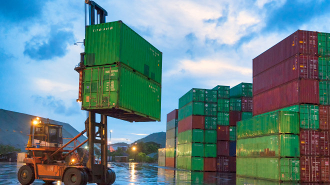 Kran hebt Container