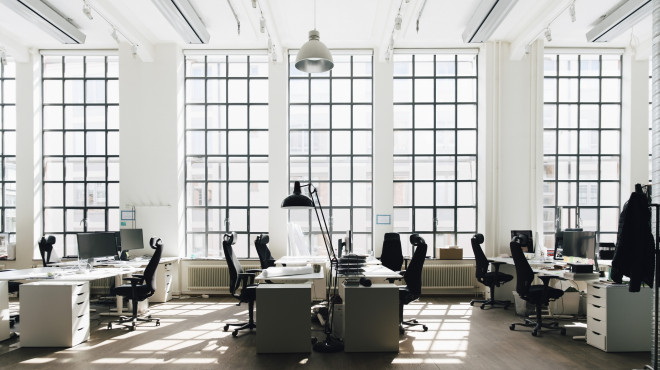Arbeitsplatz mit vielen Computern
