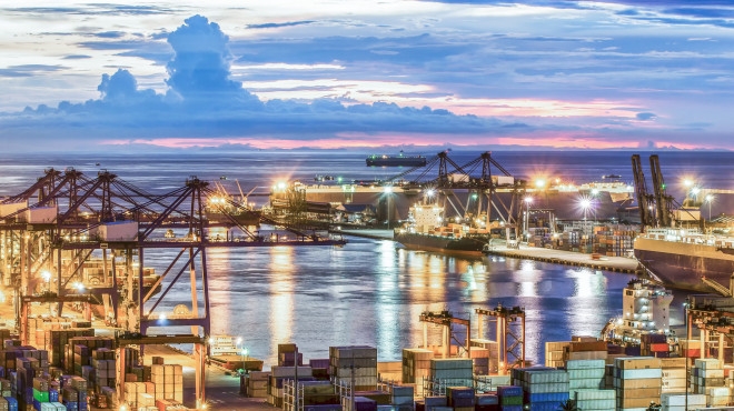 Hafen mit Industriekranen und Containerschiffen