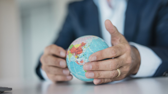 Hände mit Weltkugel