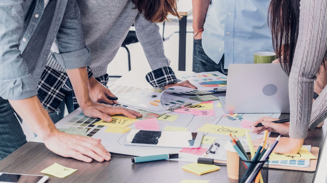 Menschen arbeiten zusammen an einem Tisch