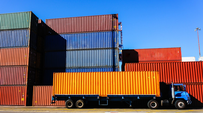LKW vor Container