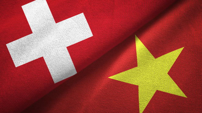 vietnamesische Flagge und Schweizerfahne