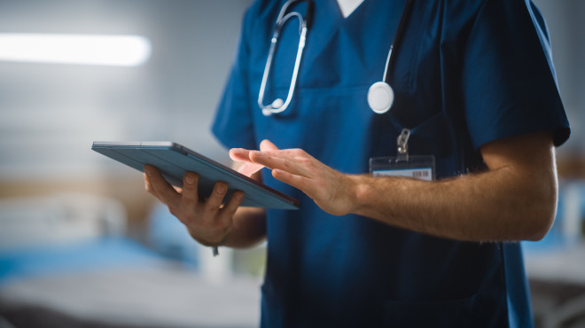 Medizinisches Personal informiert sich über iPad