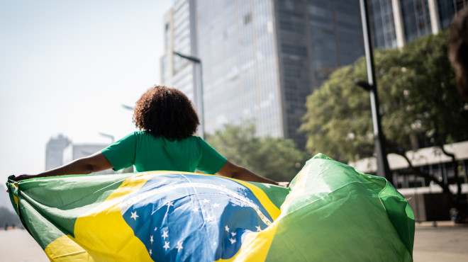 Mann mit Brasilienflagge