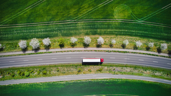 Lastwagen in grüner Umgebung