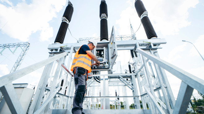 Mann unter Stromgeneratoren