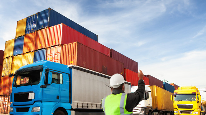 Lastwagen im Containerhafen