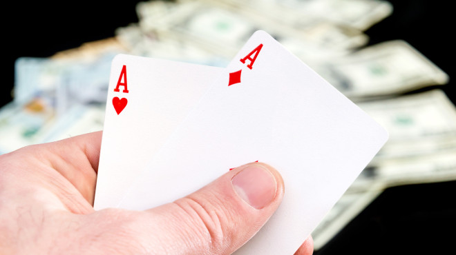 Pokerhand mit Geld