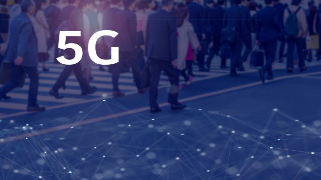 Strasse mit Menschen darüber ein Blau-Filter und 5G