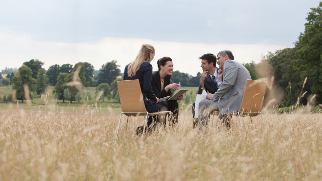 Geschäftsleute haben ein Meeting in der Natur