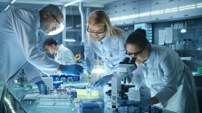Gruppe von Wissenschaftlern arbeitet zusammen.