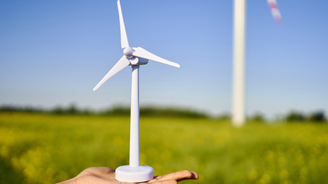 Kleine Windturbine vor einen grossen Windturbine