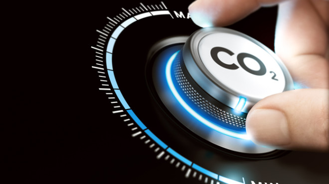 Hand dreht an Schalter mit CO2-Aufschrift
