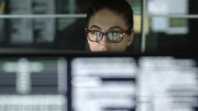Frau schaut auf Monitor