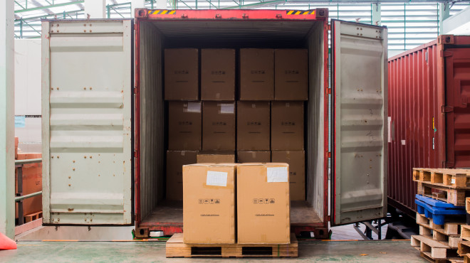 Pakete vor dem Einladen in einen Container