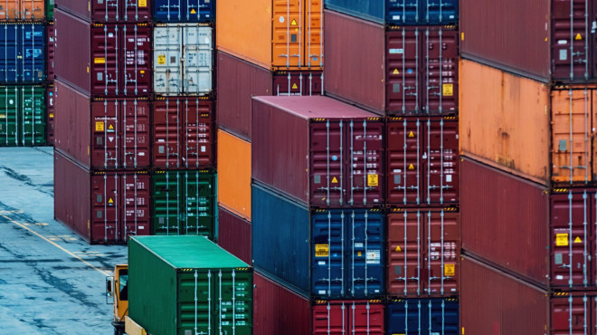 Lastwagen mit Container in Containerhafen