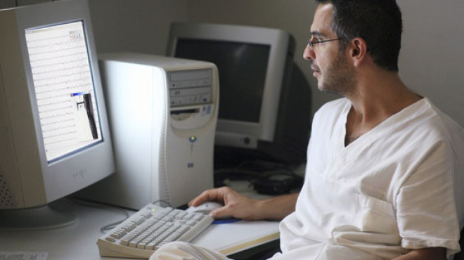 Mann sitzt vor Computer
