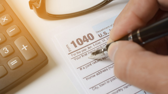 Personne qui remplit une déclaration fiscale