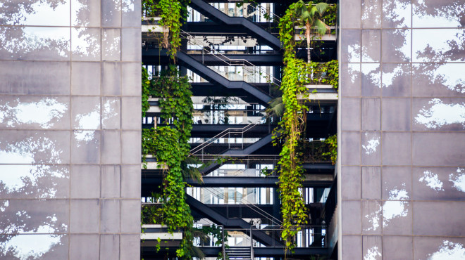 Zwei Gebäude mit grüner Treppe in der Mitte