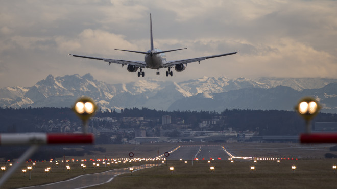Flugzeug überhalb der Landebahn