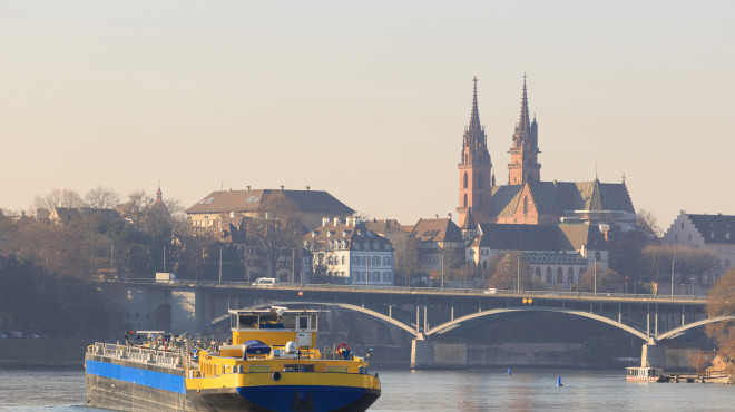 Frachtschiff auf dem Rhein bei Basel