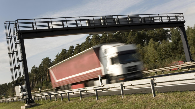 Lastwagen fährt auf Autobahn