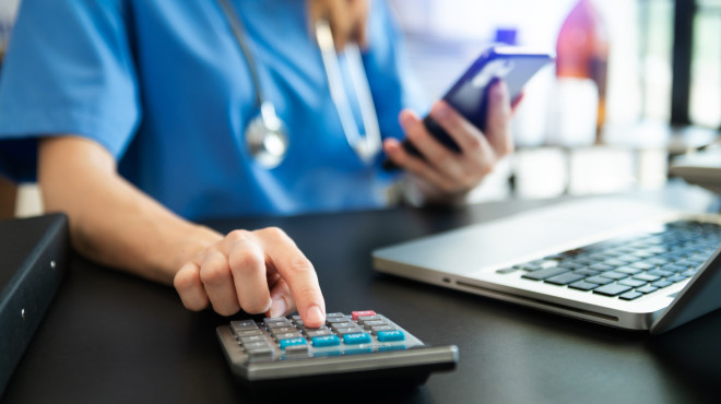 Krankenschwester mit Taschenrechner