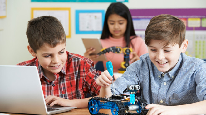 Des enfants programmes un robot