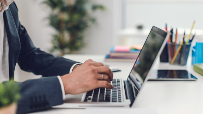 Person arbeitet auf Laptop