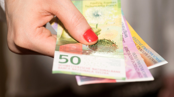 Damenhand mit Banknoten