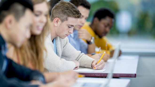 schüler am lernen