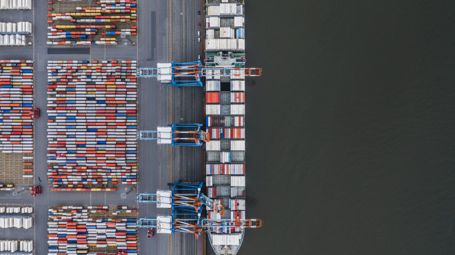 Containerschiff im Hafen