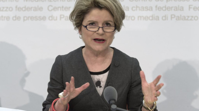 Frau am Gestikulieren