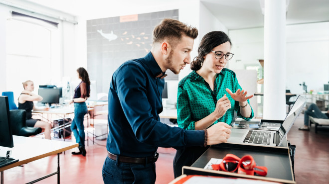 Junge Angestellte arbeiten in modernem Büro zusammen