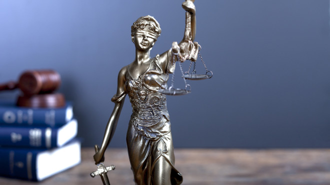 Justizia vor Büchern